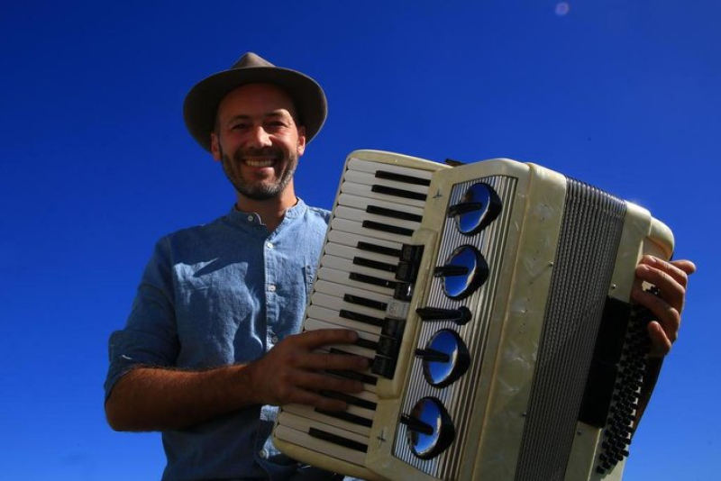 Aluisio Rockembach se apresenta nesta quinta-feira (19) no Theatro Fuga 