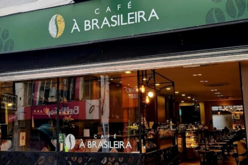 Café à Brasileira lança painéis com imagens históricas da Feira do Livro de Porto Alegre