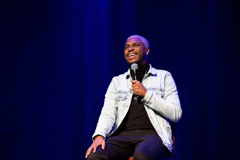 Yuri Marçal apresenta novo show de humor em novembro no Auditório Araújo Vianna 