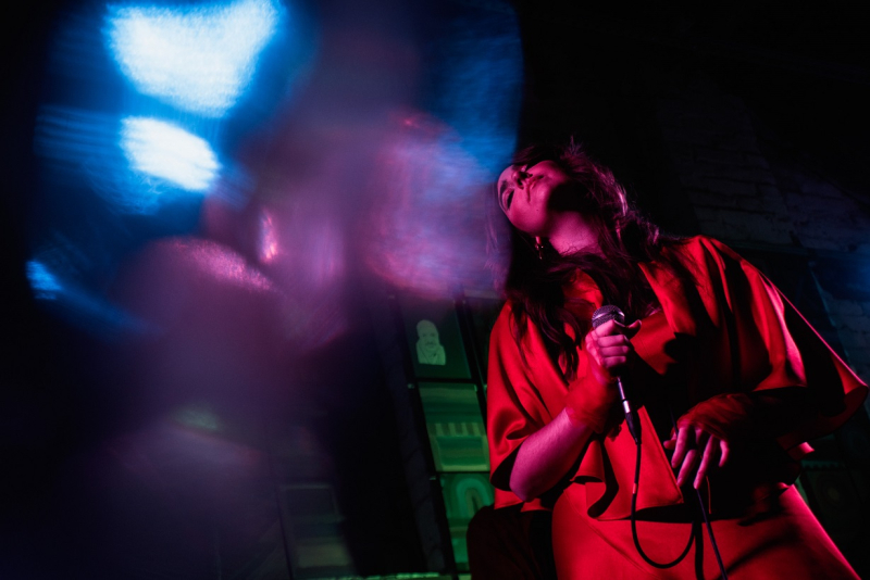 Anna Perin lança seu videoclipe de estreia 'Não Nega' em show no Food Hall Dado Bier