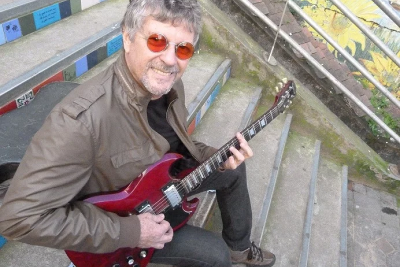 As guitarras de Cláudio Vera Cruz e Marcelo Corsetti no Espaço 373