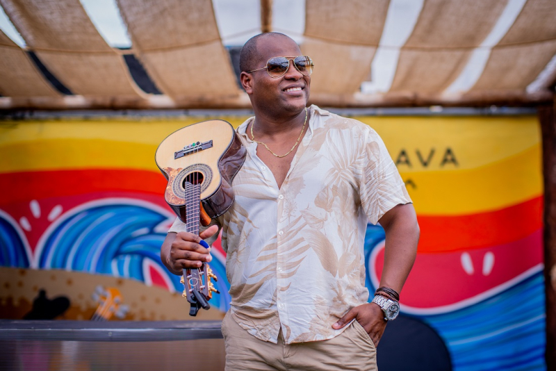 Cantor de pagode Juninho PC lança carreira solo com show no O Brava