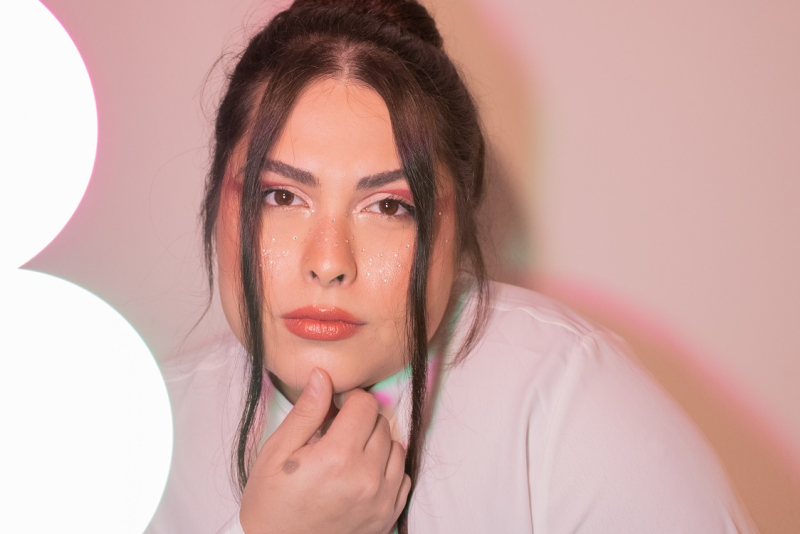 Camila Balbueno apresenta neste sábado seu primeiro show autoral no Teatro de Arena 