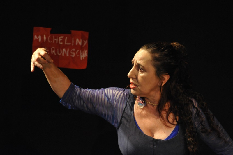 Espetáculo 'A Mulher que Queria ser Micheliny Verunschk' retorna em cartaz no mês de abril