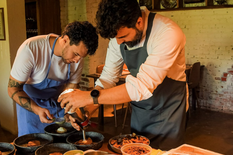 Chefs Rodrigo Bellora e Ricardo Dornelles preparam jantar cultural inédito no Instituto Ling