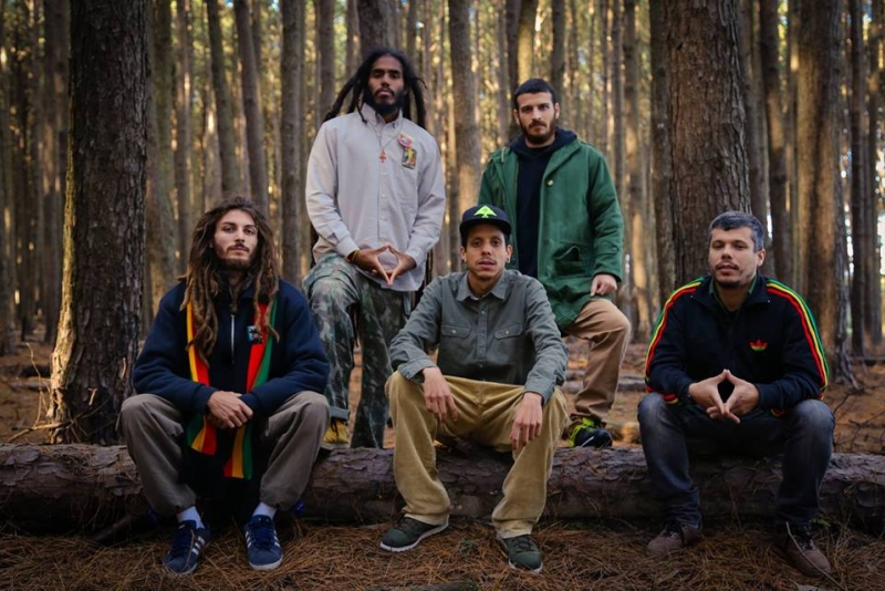Banda GrooVI fará o show de abertura da cantora Dezarie no Opinião 