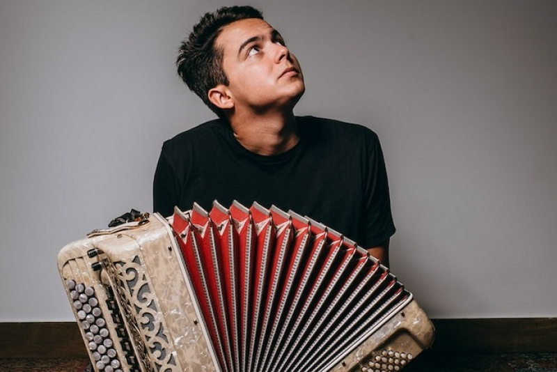 Roger Corrêa apresenta seu novo álbum em show no Instituto Ling na próxima semana 