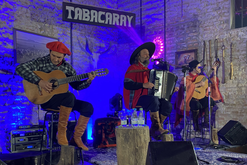 Leonel Gomez agita Rancho Tabacaray nesta quinta-feira com ingressos esgotados