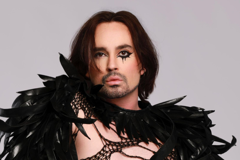 Johnny Hooker retorna a Porto Alegre em maio com a turnê 'Macumba 10 Anos'