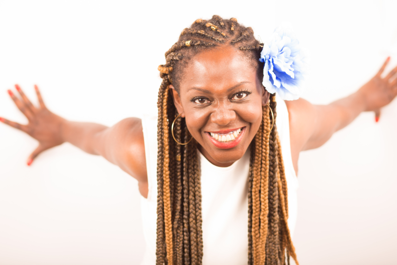 Glau Barros apresenta neste fim de semana no Café Fon Fon o seu show de carnaval 'CarnaGlau'