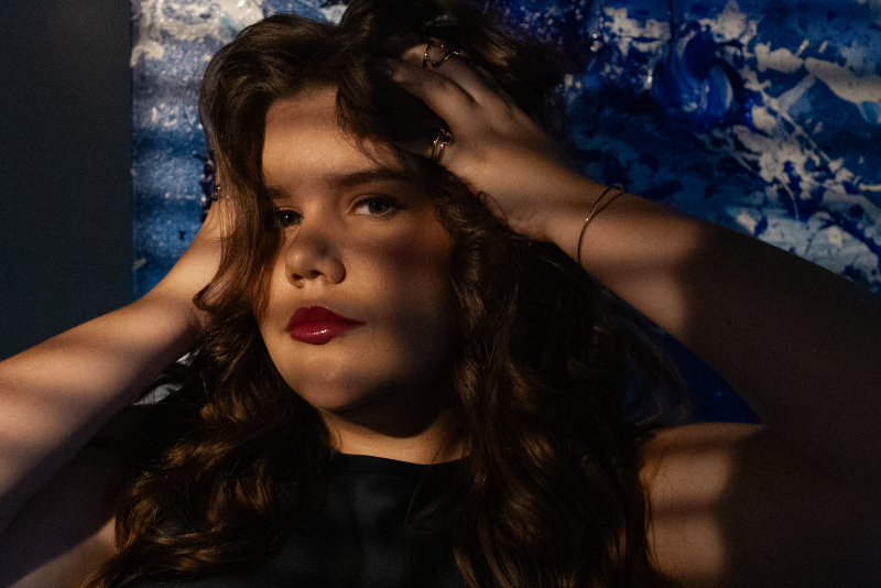 Amanda Vontobel antecipa a potência de seu primeiro álbum com show no Café Fon Fon