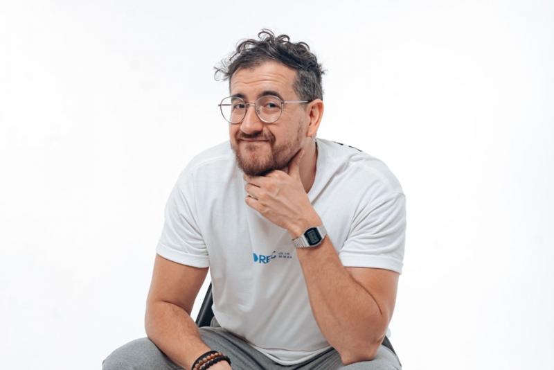 Humorista Afonso Padilha apresenta seu novo show de stand-up no Teatro AMRIGS, em Porto Alegre