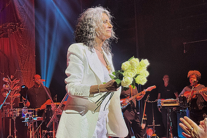 Simone encanta o público com noite de emoção, flores, clássicos da MPB e homenagens em apresentação memorável na PUC