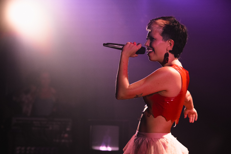 Amanda Gabana apresenta show inédito de samba e MPB no Teatro do Sinduscon-RS, pelo projeto Brasil Interior