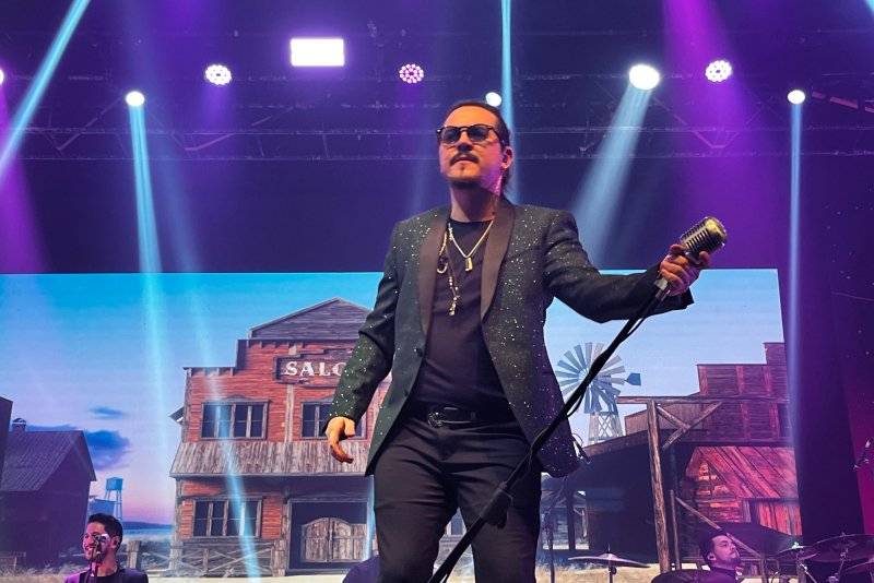 Turnê 'Back To The 80' lota o Araújo Vianna em Porto Alegre com noite nostálgica, carismática e cheia de surpresas liderada por Dino Fonseca