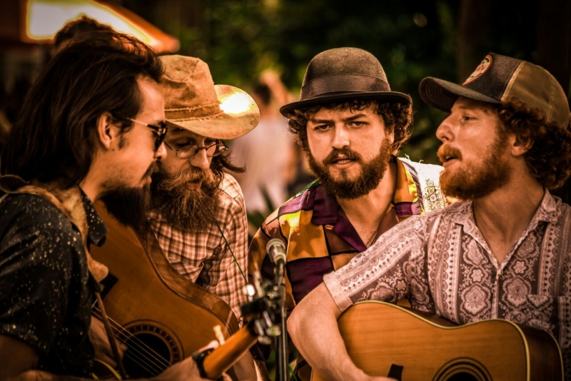 O projeto Chapéu Acústico recebe a banda Cartas na Rua na Biblioteca Pública do Estado  