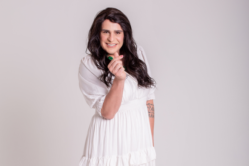 Dra. Rosângela, personagem de Índio Behn, estreia o espetáculo de humor 'Tratamento de Choque' no Auditório Araújo Vianna