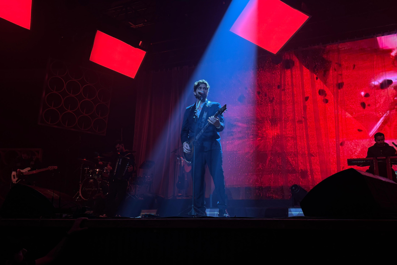 Em estreia solo em Porto Alegre, Gustavo Mioto apresenta turnê 'Inconfundível' no Araújo Vianna, com show intimista que agrada fãs 