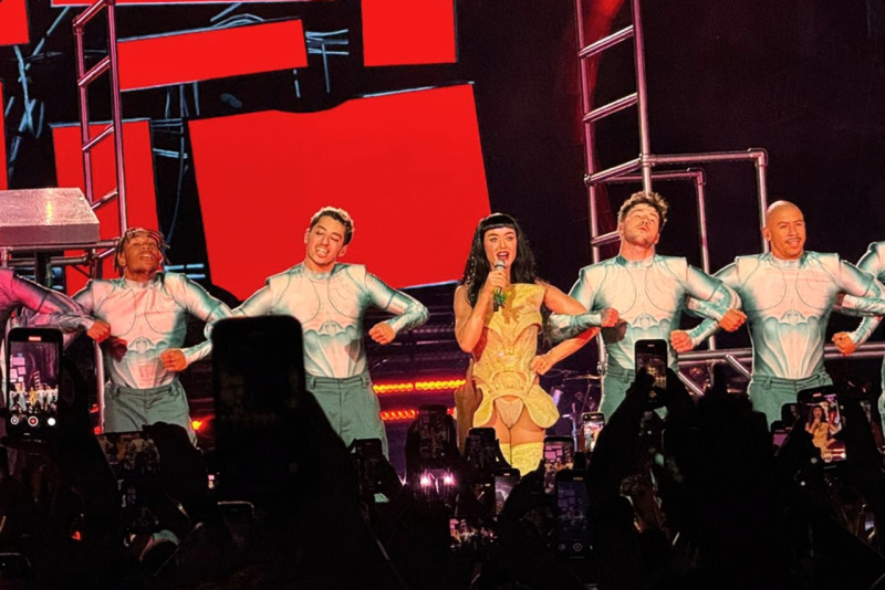 Katy Perry encanta Curitiba com a grandiosa 'The Lifetimes Tour' na Arena da Baixada em noite repleta de sucessos e muita emoção