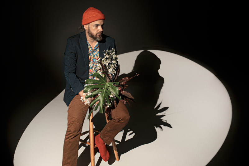 Flávio Delli lança álbum 'O Amor é um Pequeno Intervalo entre Duas Saudades' com show no Espaço 373 em Porto Alegre