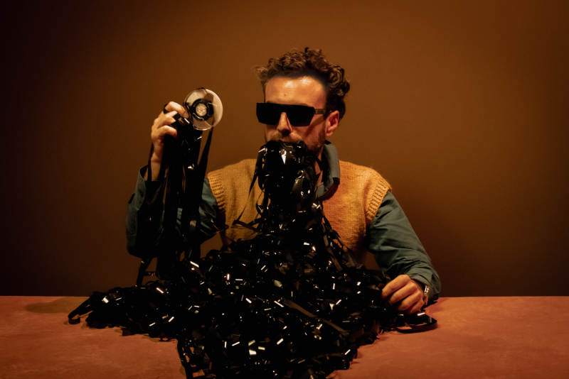 Gabriel Grandó lança 'Melodias Guardadas, Vol. 1' e une arquitetura e música em seu primeiro EP