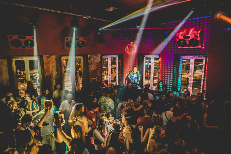 Baila Comigo no Bar Ocidente: festa clássica retorna a Porto Alegre com música, dança e boas vibrações