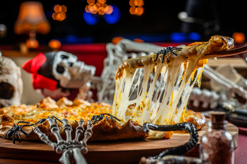 Cara de Mau e Scur Pizzaria transformam Gramado e Porto Alegre em um cenário de Halloween