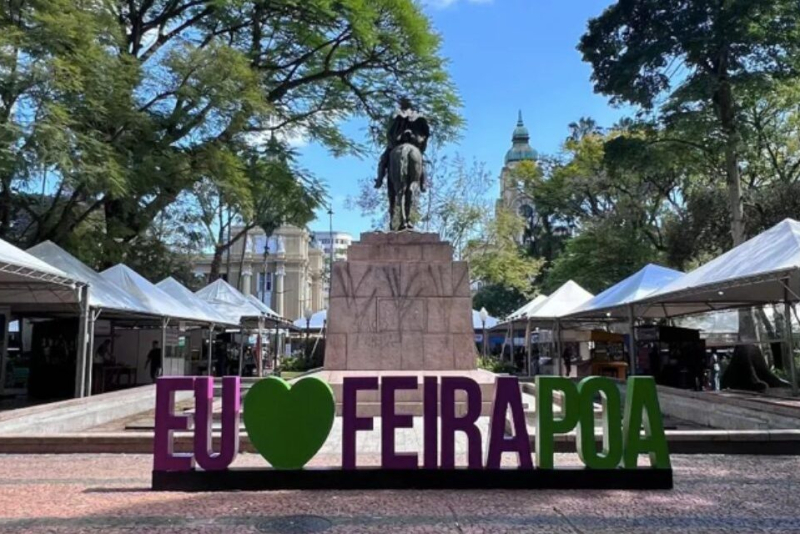 71ª Feira do Livro de Porto Alegre celebra a literatura com o tema 'Beba desta fonte' e Martha Medeiros como patrona