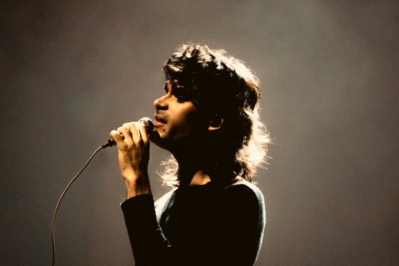 Zé Ibarra apresenta turnê 'Afim' em Porto Alegre, no Teatro Unisinos, nesta quinta-feira, (06)