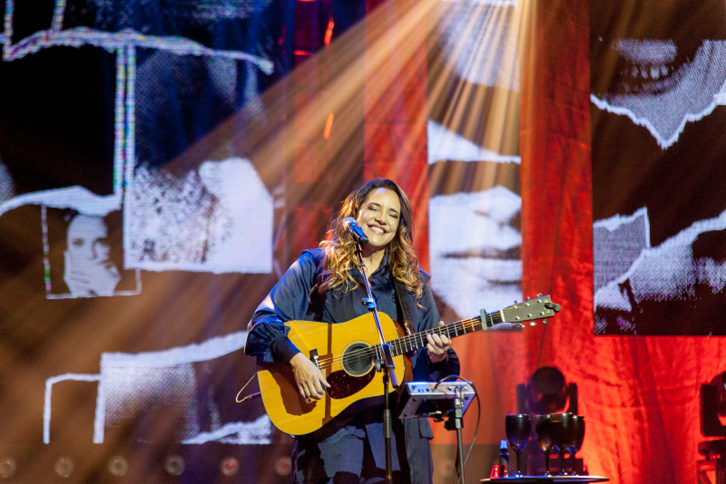 Ana Carolina celebra 25 anos de carreira com o EP inédito 'Ainda Já' e a turnê nacional '25 Anas' em dezembro em Porto Alegre