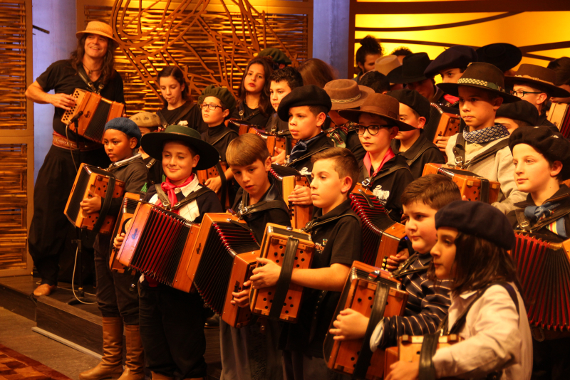 Natal Alegre no Cais Embarcadero tem show de Renato Borghetti Trio e Fábrica de Gaiteiros com entrada gratuita