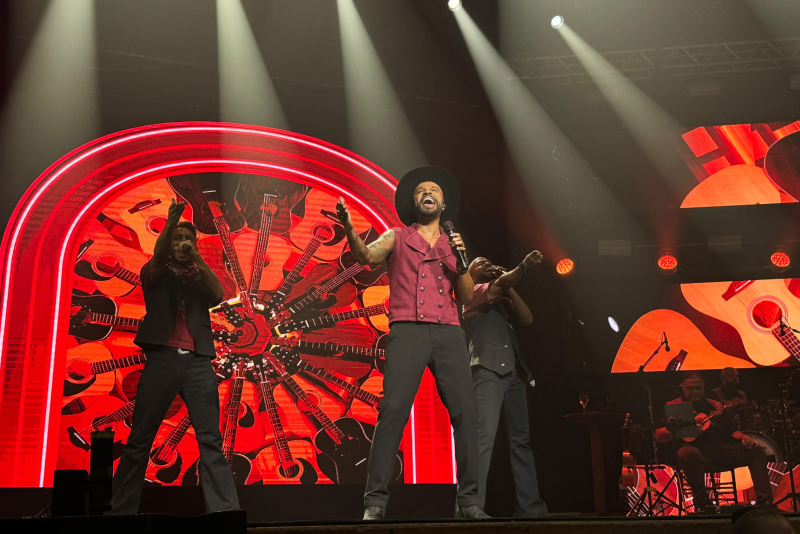 Alexandre Pires lota o Araújo Vianna e transforma quarta-feira em noite histórica com a turnê 'Pagonejo Bão'