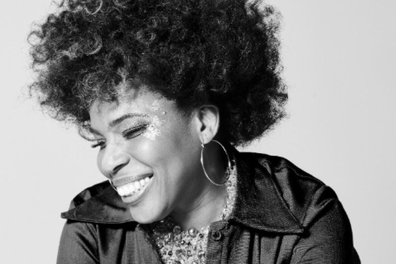 Macy Gray chega a Porto Alegre em 2026 com show especial do álbum 'On How Life Is' na íntegra no Teatro FIERGS