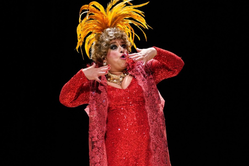 'Eu Nasci Pra Ser Dercy' com Grace Gianoukas, chega ao Teatro Simões Lopes Neto em curta temporada em janeiro