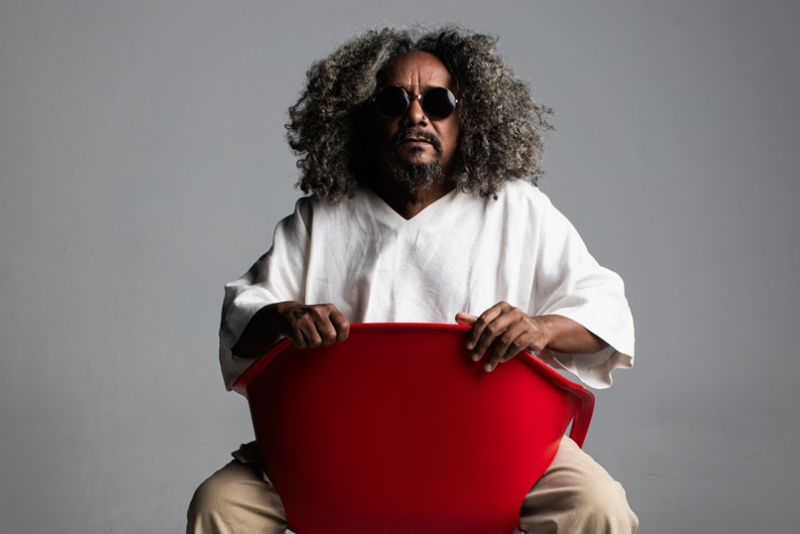 Chico César volta a Porto Alegre com show sinfônico em comemoração aos 30 anos de 'Aos Vivos' no Auditório Araújo Vianna