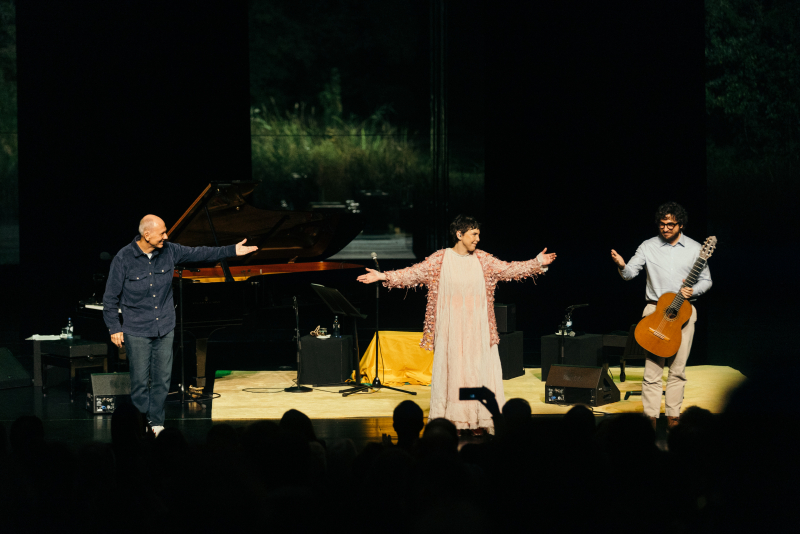 'Complexo b' no encerramento do 32º Porto Alegre em Cena com Adriana Calcanhotto, José Miguel Wisnik e João Camarero