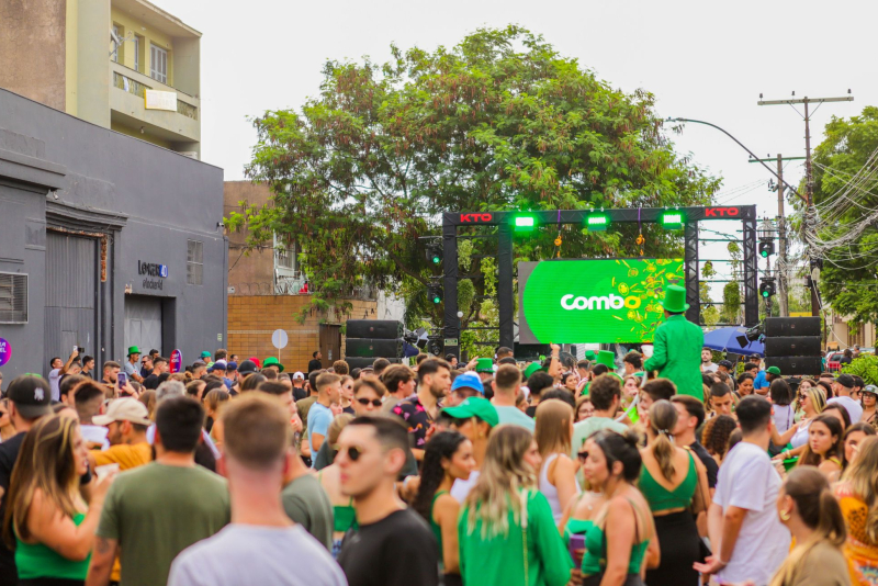 <br />
<b>Notice</b>:  Undefined variable: lnb in <b>/home/u642903088/domains/supertransado.com.br/public_html/site/app/views/artigo.php</b> on line <b>228</b><br />
<br />
<b>Notice</b>:  Trying to get property 'TITULO' of non-object in <b>/home/u642903088/domains/supertransado.com.br/public_html/site/app/views/artigo.php</b> on line <b>228</b><br />
