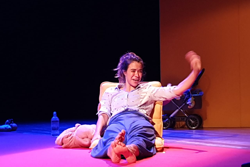 Miá Mello estreia em Novo Hamburgo com a comédia 'Mãe Fora da Caixa' no dia 11 de abril no Teatro Feevale