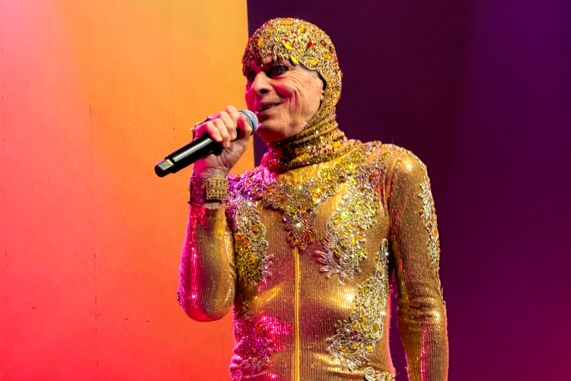 Aos 84 anos, Ney Matogrosso hipnotiza, provoca e emociona em apresentação avassaladora em Porto Alegre