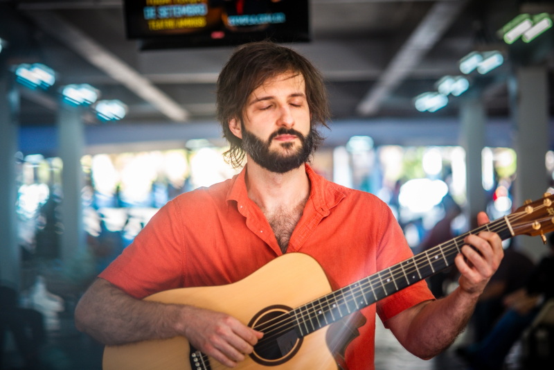 Artur Wais lança álbum 'Se Acostumar' e apresenta show especial na Sala Álvaro Moreyra em Porto Alegre