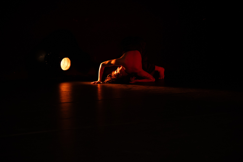 MEADA retorna à Casa Salto com solo de dança contemporânea de Luíza Fischer em Porto Alegre