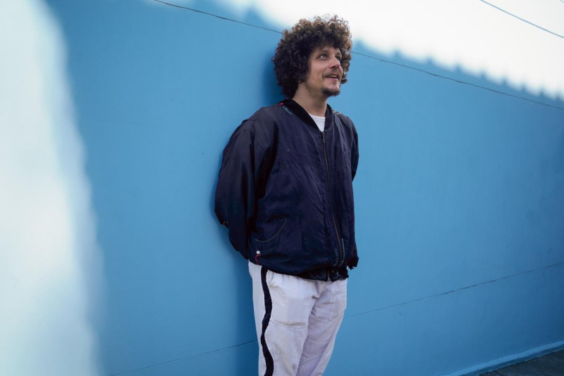Expoente da nova MPB, Chico Chico confirma show da turne 'Let It Burn / Deixa Arder' em outubro no Bar Opinião em Porto Alegre