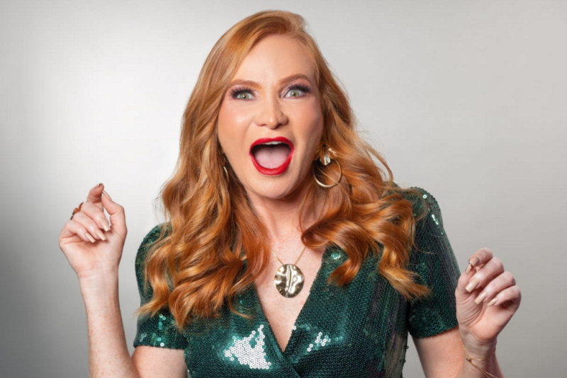 Cátia Damasceno apresenta a comédia 'O que pode dar errado na cama?' em Porto Alegre no Teatro do Bourbon Country