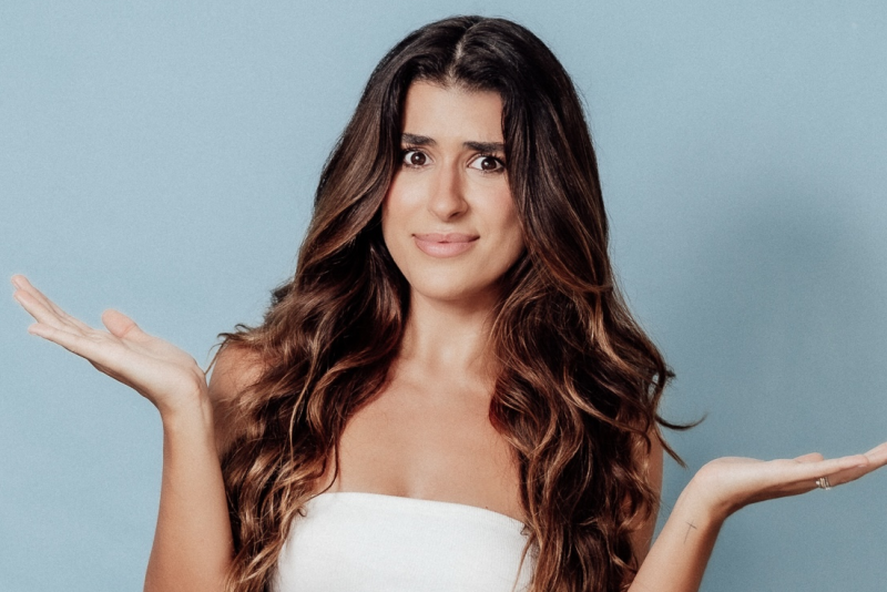 Luana Zucoloto apresenta o espetáculo 'Esse Show Poderia Ser um E-mail' em agosto no Teatro do Bourbon Country 