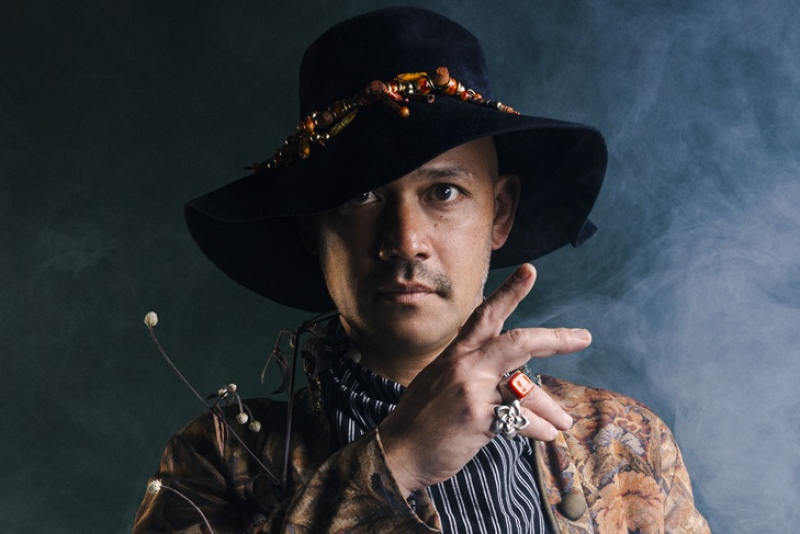 Curumin apresenta show intimista com voz, violão e MPC no Espaço 373 em Porto Alegre