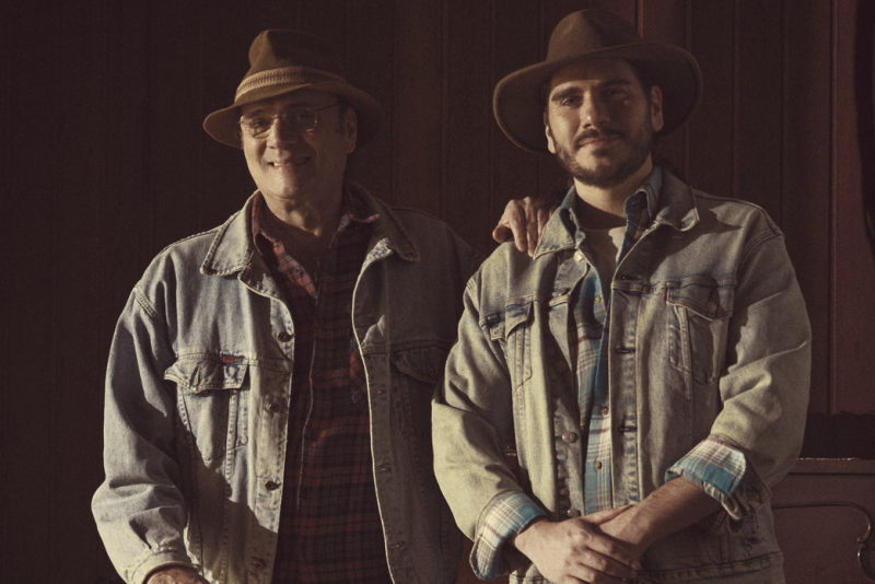 Almir Sater e Gabriel Sater apresentam a turnê 'Pai e Filho' neste sábado, (1º), no Auditótio Araújo Vianna em Porto Alegre