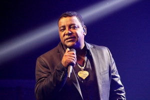 Com ingressos esgotados Raça Negra faz show cheio de sucessos em Porto Alegre