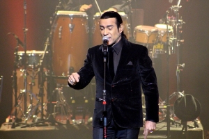 Elymar Santos faz show repleto de homenagens em Porto Alegre