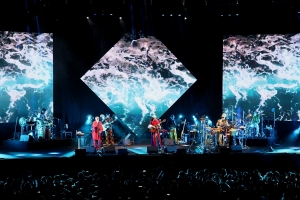 Tribalistas lota Anfiteatro Beira-Rio com show repleto de clássicos em Porto Alegre
