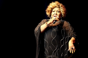 Alcione brilha em show com ingressos esgotados em Porto Alegre